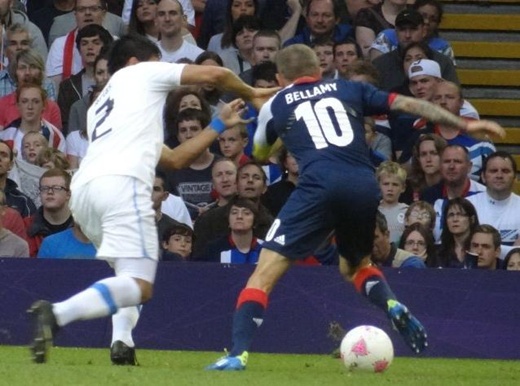 ▲2일(한국시간) 영국 카디프 밀레니엄 스타디움서 열린 우루과이와의 경기에서 드리블 돌파를 시도하고 있는 벨라미(오른쪽) ⓒ우루과이 축구협회