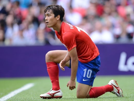 ▲올림픽 축구대표팀 박주영이 2일(한국시간) 영국 런던 웸블리 스타디움에서 열린 가봉과의 경기에서 태클에 걸려 넘어졌다 일어나고 있다. 20120801 런던=올림픽사진공동취재단d