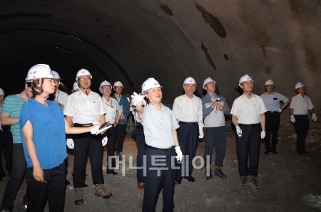 ↑권도엽 국토해양부 장관(가운데)이 2일 수도권 고속철도(수서-평택)건설 현장을 방문해 관계자들로부터 설명을 듣고 있다.