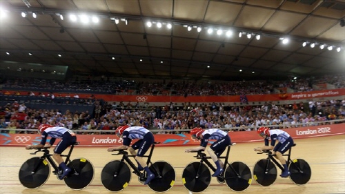 ▲ 남자 단체추발 우승을 차지한 영국팀이 트랙을 돌고 있다(위원회 자료)