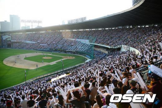↑ 프로 선수들이 중요한 경기에서 보여줘야 하는 긴장감과 집중력을 찾아 볼 수 없는 경기가 늘어나고 있다. 메이저리그처럼 한국 프로야구에도 ADD(주의력 결핍 장애 환자)에 대한 관리가 필요해지고 있는 것인가© 사진제공= OSEN