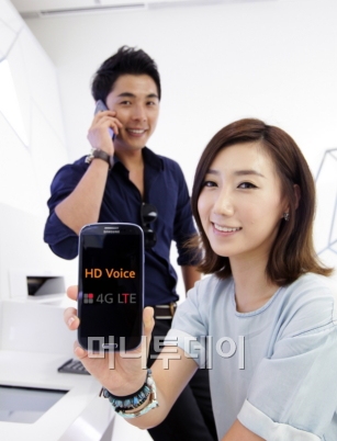 ↑SK텔레콤은 자사의 VoLTE 서비스 ‘HD보이스' 서비스를 8일 시작한다. 전용 단말로는 8일부터 ‘HD보이스' 기능이 탑재된 갤럭시S3 LTE가 판매된다.