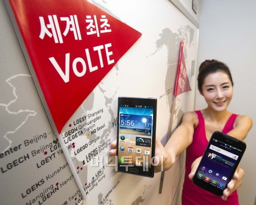 ↑ LG전자 세계 첫 VoLTE 탑재 스마트폰 '옵티머스 LTE II'(왼쪽)와 '커넥트4G'