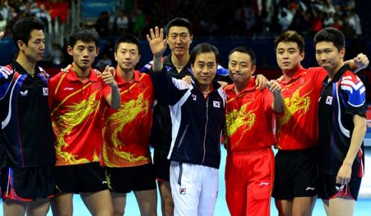 남자탁구 단체 대표팀이 경기 종료 후 중국 선수들과 함께 포즈를 취하고 있다. 20120808런던=올림픽사진공동취재단k