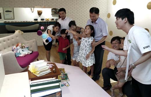 ↑대림산업 임직원 가족들이 대림미술관에서 '핀 율 탄생 100주년전-북유럽 가구 이야기' 전시를 관람하고 있다. ⓒ대림산업 제공