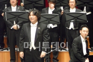 이날 연주를 지휘한 양재무 이 마에스트리 대표(왼쪽). 오른쪽은 이번 연주의 피아노 연주를 맡은 민경식 교수.