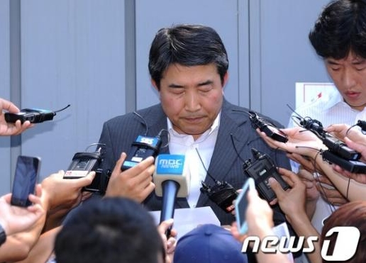 지난 13일 화재로 4명이 숨지고 24명이 중경상을 입은 서울 종로구 소격동 국립현대미술관 서울관 공사현장 앞에서 14일 오전 김세종 GS건설 상무가 기자회견을 마치고 인사하고 있다. (뉴스1=박철중 기자)