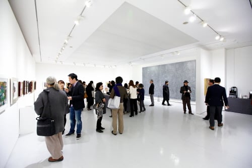 ↑서울 강남 K옥션 전시장, 미술품 애호가들이 경매에 앞서 출품된 작품을 둘러보고 있다. (사진제공=K옥션)