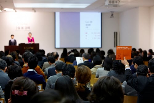 ↑미술품 경매 현장에서 한 컬렉터가 패들을 들어 구매 의사를 밝히고 있다. (사진제공=K옥션)