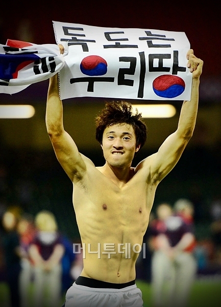 ↑홍명보 감독이 이끄는 올림픽 축구대표팀이 11일 영국 카디프 밀레니엄 스타디움에서 열린 일본과 동메달 결정전에서 2대0으로 승리하며 동메달을 획득했다. 승리가 확정되자 박종우가 그라운드에서 세리머니를 펼치고 있다. ⓒ 카디프=올림픽사진공동취재단