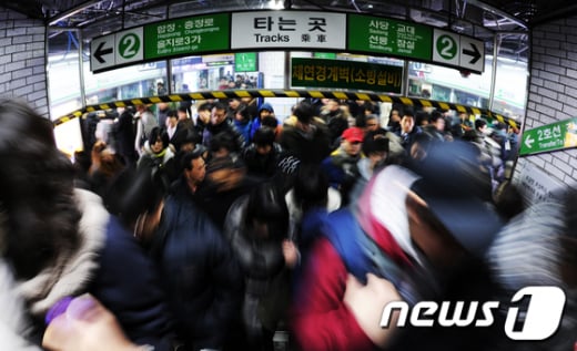 ↑지난해 집중호우로 피해가 속출한 서울 강남구 대치동 사거리. 올해도 시간당 60㎜ 넘는 집중호우로 침수됐다.  ⓒ사진＝이기범 기자