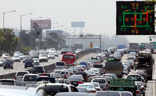 ↑국토해양부 조사결과 서울 등 수도권 거주가 262만명이 매일 1시간 이상 통근시간으로 허비하고 있는 것으로 나타났다.