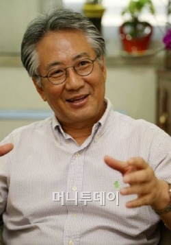 ↑끊임없이 문제점을 인식하고 질문을 던지며 해결점을 찾으려고 고민하는 이건용 서울시오페라단장의 눈빛에서 한국 클래식계의 미래가 반짝거렸다. ⓒ이동훈 기자 photoguy@