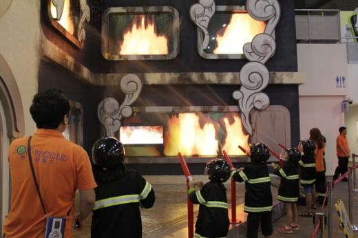 소방관 체험을 하는 어린이들이 불을 끄고 있다.  News1