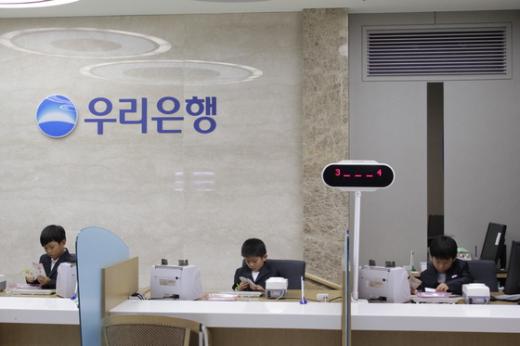 잡월드 내 어린이체험관에서 어린이들이 은행 체험을 하고 있다.  News1