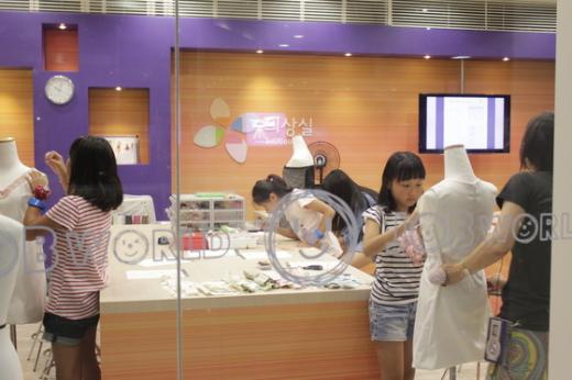 잡월드 내 청소년체험관에서 청소년들이 의상실 체험을 하고 있다.  News1