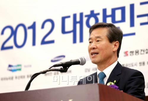 ↑28일 오후 서울 중구 프레스센터에서 열린 '2012 대한민국 명품하우징 대상' 시상식에서 홍선근 머니투데이 미디어 회장이 인사말을 하고 있다.ⓒ홍봉진 기자