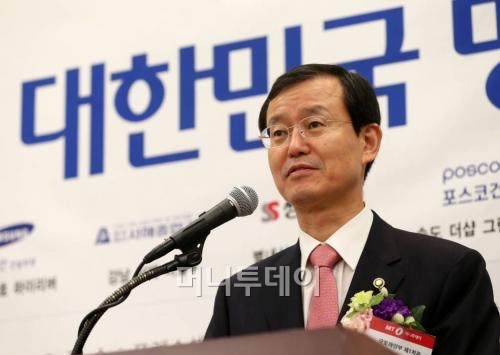 ↑28일 오후 서울 중구 프레스센터에서 열린 '2012 대한민국 명품하우징 대상' 시상식에서 한만희 국토해양부 제1차관이 축사를 하고 있다.ⓒ홍봉진 기자