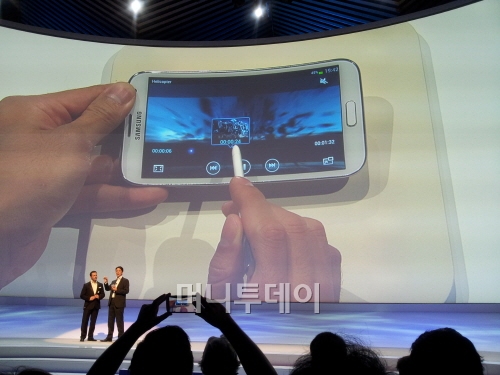 ↑이용자가 갤럭시노트2에 머니투데이 앱페이지를 띄워놓고 작업을 하고 있다.