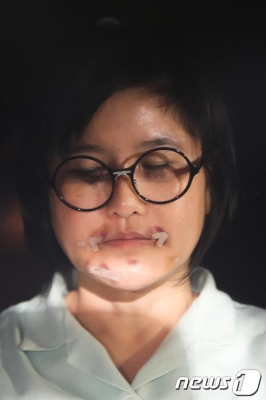 4·11 총선 과정에서 박지원 민주통합당 원내대표를 통해 비례대표 공천을 해주겠다며 40억여원을 받은 혐의를 받고 있는 양경숙 라디오21 전 대표(51)가 28일 새벽 구속영장이 발부돼 서울 서초동 대검찰청을 나와 구치소로 이동하고 있다. News1 유승관 기자