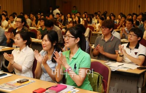 30일 오후 서울 명동 전국은행연합회관에서 열린 '머니투데이 금융 페스티벌 2012'에 참여한 대학생들이 권혁세 금감원장, 김종준 하나은행장 등의 금융토크에 박수를 보내고 있다. 이동훈 기자 photoguy@