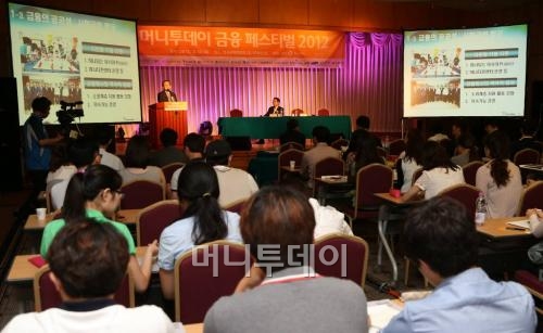 30일 오후 서울 명동 전국은행연합회관에서 김종준 하나은행장, 권혁세 금융감독원장 등이 참석한 가운데 '머니투데이 금융 페스티벌 2012'가 진행되고 있다. 이동훈 기자 photoguy@