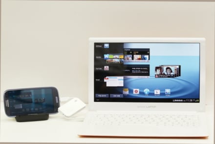 ↑스마트폰에 랩탑을 연결해 넓은 화면에서 키보드 입력으로 '카카오톡' 채팅을 하고 있다.