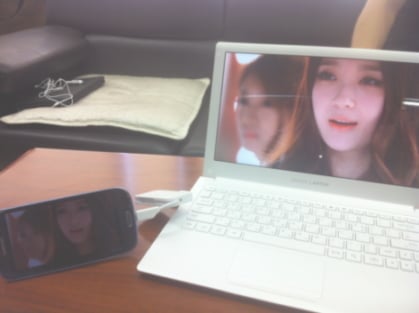 ↑스마트폰의 엑셀 프로그램을 구동시킨 뒤 랩탑에서 문서작업을 하는 모습.