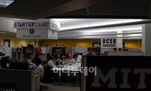 플러그앤플레이 입주기업 300여개 가운데 50여개는 대학에서 곧바로 창업에 뛰어든 사람들. 사진은 MIT공대 출신들이 창업을 준비하는 공간. /사진=유병률 기자