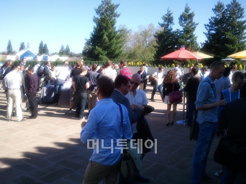 플러그앤플레이의 강점은 네트워크와 커뮤니티. 사진은 지난 6월 입주기업들이 실리콘밸리 유명투자자들에게 프리젠테이션을 한 후 야외옥상에서 네트워킹을 하는 모습. /사진=유병률 기자