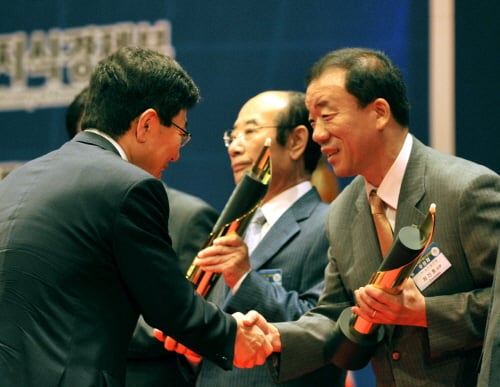 ↑포스코건설은 지난 5일 지식경제부가 주최한 제36회 국가생산성대회에서 지속가능경영을 바탕으로 국가산업발전에 기여한 공로를 인정받아 녹색생산성부문 지식경제부장관 표창을 수상했다. 포스코건설 최진호 경영지원실장(사진 오른쪽)이 지식경제부장관 표창을 수상하고 있다. ⓒ포스코건설 제공