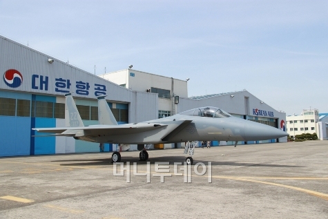 ↑미 공군 F-15 전투기가 노후된 항공기의 배선을 모두 새로운 배선으로 교체하는 Rewiring 작업과 기타 창정비를 마치고, 대한항공 격납고 앞에서 최종 출고를 대기하고 있다. Rewiring은 항공기의 모든 배선을 교체하는 작업으로 인체에 비교하면 혈관을 모두 바꾸는 것과 같다고 할 수 있다.
