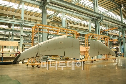 ↑B787 항공기의 날개 구조물(RAKED WING TIP) 각각의 부분품들이 최종 조립 후 도장 공정으로 이동하기 위해 대기 중이다. 도장 등 모든 공정이 완료되면 보잉으로 납품, 최신 B787 항공기에 장착되게 된다.