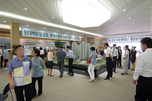 ↑㈜신영과 두산건설이 충북 청주시에 분양한 지웰시티2차 모델하우스를 방문한 고객들이 단지모형을 살펴보고 있다. ⓒ㈜신영 제공