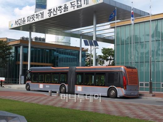 ↑오는 14일 세종특별자치시로의 중앙 정부부처 이전이 본격화된다. 국무총리실에서 바라본 정부청사 부지. 청사 건설이 한창이다. ⓒ송학주 기자