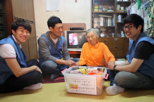 ↑포스코건설은 지난 15일 인천 거주 독거 어르신께 생필품을 전달하는 봉사활동을 펼쳤다. ⓒ포스코건설 제공