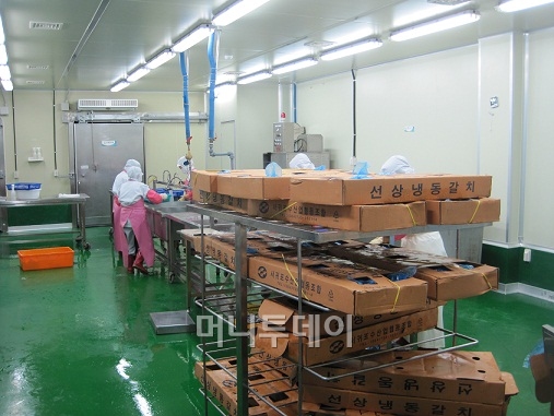 ↑ 향아수산 1층 공장 모습. 5단계 위생처리를 거쳐야 들어갈 수 있다.ⓒ정진우 기자