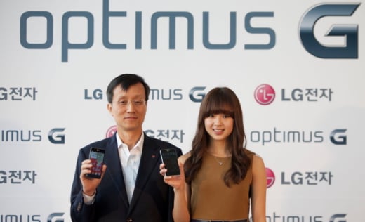 ↑옵티머스G를 선보이는 박종석 LG전자 부사장과 체조선수 손연재.