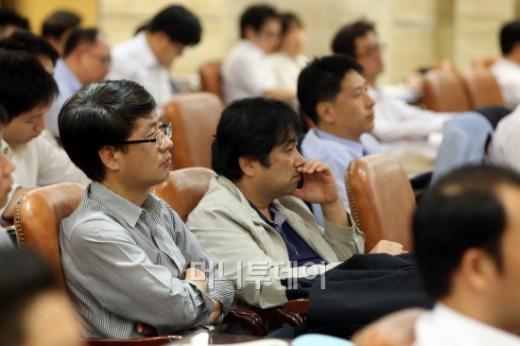 ↑18일 오후 서울 논현동 건설회관에서 열린 '건설·부동산시장 동향 및 진단 세미나'에서 참석자들의 발표자들의 주제발표를 듣고 있다. ⓒ이기범 기자