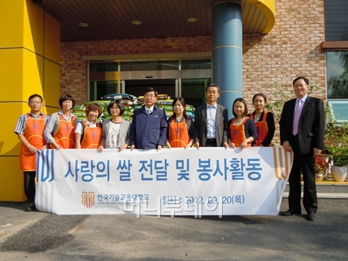 ▲ 이기권 한국기술교육대 총장(왼쪽 다섯 번째)이 아동복지시설에 '사랑의 쌀'을 기증한 후 기념촬영을 하고 있다.