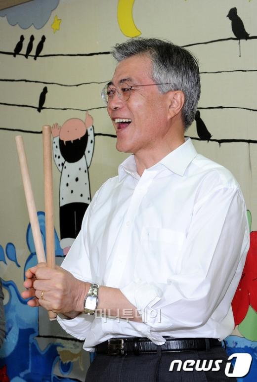 민주통합당 문재인 대선 후보가 21일 오전 경기 평택 와락센터를 방문해 쌍용차 해고노동자 가족들과 북을 치면서 진행되는 음악힐링 치료 프로그램을 체험하고 있다. 문 후보는 이날 쌍용차 해고노동자 및 가족들이 그동안 겪은 아픔을 듣고 격려했다 ⓒ뉴스1제공