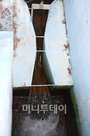 ↑ 정화된 물이 하천으로 방류되고 있다. 폐광에서 나온 물이 전기분해 등 정제시설을 거치면 이처럼 1급수 물이 된다.ⓒ한국광해관리공단