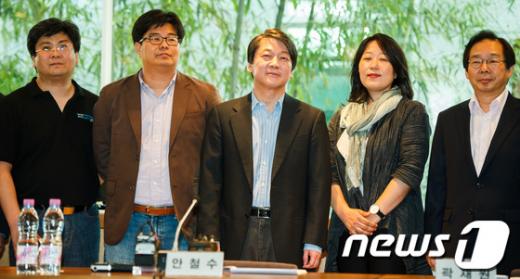 무소속 안철수 대선 후보(가운데)가 23일 오후 서울 마포구 서교동의 한 카페에서 열린 정책네트워크 '내일' 포럼에 참석, 참석자들과 기념촬영을 하고 있다. ⓒ사진=뉴스1제공, 유승관 기자