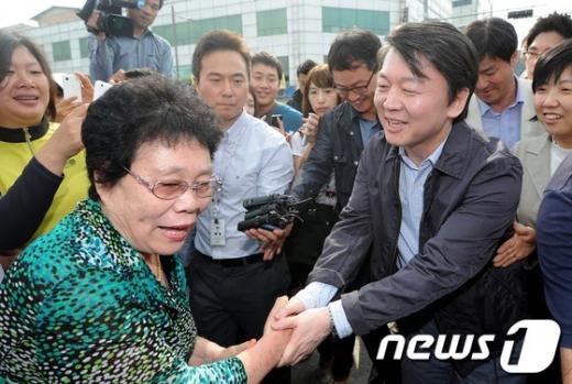 무소속 안철수 대선 후보가 출마선언 후 첫 주말인 22일 오후 경기도 수원 못골시장을 방문해 시민들과 악수를 나누고 있다. ⓒ사진=뉴스1제공, 오대일 기자