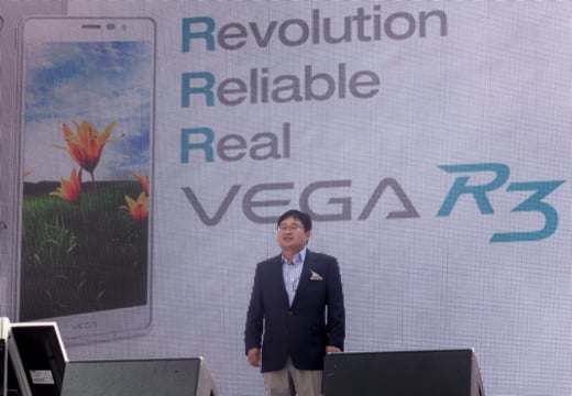 ↑이준우 팬택 부사장이 24일 서울 강남역 주변에서 대규모 행사를 열고 '베가 R3'를 설명하고 있다.