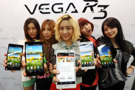↑팬택이 24일 강남역 인근 M 스테이지에서 '베가 R3'를 선보이고 있다. 사진=임성균 기자 tjdrbs23@
