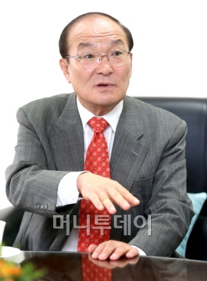 ↑ 김종대 이사장은 지난 1월에는 건보공단 쇄신위원회를 출범시켰고, 이들은 6개월간 100차례가 넘는 논의를 거쳐 지난달 건보료체계를 소득중심으로 일원화하면 가입자의 80% 이상은 보험료가 줄어들 것이라는 연구결과를 내놓았다.