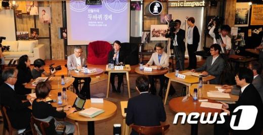 무소속 안철수 대선후보가 25일 오전 서울 종로구 관철동 사회적기업 마이크임팩트에서 열린 '경제민주화-복지와 혁신성장이 선순환하는 두바퀴 경제' 포럼에서 인사말을 하고 있다. 2012.9.25/뉴스1  News1 한재호 기자