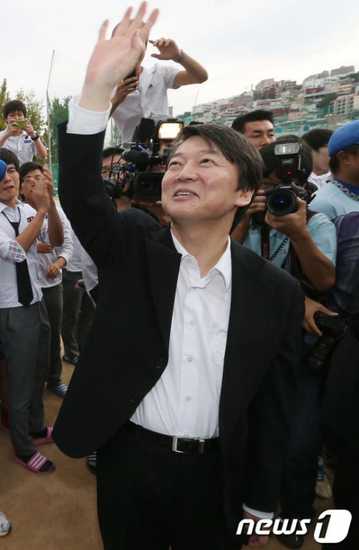 무소속 안철수 대통령 후보가 26일 오후 모교인 부산 동구 초량동 부산고등학교를 방문해 후배들에게 손을 흔들며 인사하고 있다. 2012.9.26/뉴스1  News1 양동욱 기자