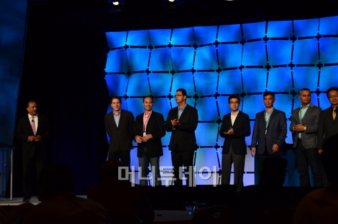 ↑ 아빈드 소다니 인텔캐피털 사장(맨왼쪽)이 2일(현지시간) 미국 캘리포니아 헌팅턴비치에서 열린 글로벌 서밋 기조연설중 임정민 라이포인터랙티브 대표(왼쪽에서 다섯번째) 등 신규 투자사 대표들을 소개하고 있다.